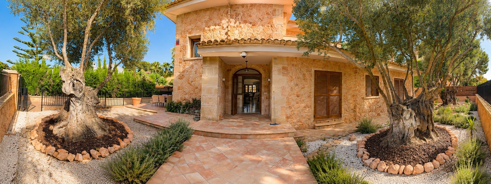 Villa MHARES – Eingang mit Olivenbäumen
